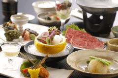 旬の素材を取り入れた会席料理をお召し上がりいただきます