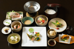 旬の素材を取り入れた会席料理をお召し上がりいただきます