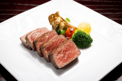 最上級霜降り肉を料理長特製ソースでお召し上がりいただきます。