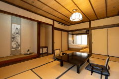 A Japanese-Western style room with a view of the Japanese garden that was reopened in February 2023. The original traditional Japanese-style room is left as it is, and the next room is a modern Western-style room that blends in with the pure Japanese-style room. It is a room structure that allows you to spend a comfortable time in a Western-style room.