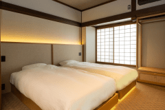 A Japanese-Western style room with a view of the Japanese garden that was reopened in February 2023. The original traditional Japanese-style room is left as it is, and the next room is a modern Western-style room that blends in with the pure Japanese-style room. It is a room structure that allows you to spend a comfortable time in a Western-style room.