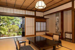 A Japanese-Western style room with a view of the Japanese garden that was reopened in February 2023. The original traditional Japanese-style room is left as it is, and the next room is a modern Western-style room that blends in with the pure Japanese-style room. It is a room structure that allows you to spend a comfortable time in a Western-style room.