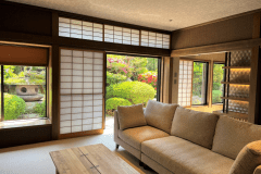 A relaxing space surrounded by a Japanese garden, surrounded by the scent of greenery and the warmth of wood, where you can enjoy your private time away from everyday life.