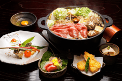 A5ランクの長萩和牛ロースを使用した老舗旅館のすき焼きを思う存分お召し上がりください。