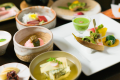 Enjoy kaiseki cuisine that incorporates seasonal ingredients.