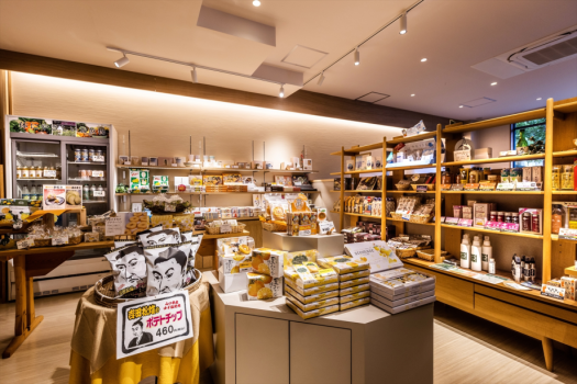 【売店】山口の名産をはじめ、女将こだわりの“自然派のアイテム”を取り揃えております。