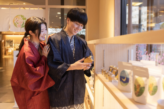 思わず手に取りたくなるお土産たち。女将おすすめのオーガニック食材や梅乃屋オリジナルの逸品など取り揃え