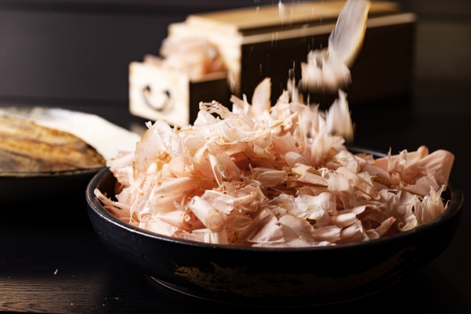 【極薄新食感！指宿産鰹節使用】芳醇な香りと“ふわっ”ととろけるような食感。削りたては格別の旨さ！