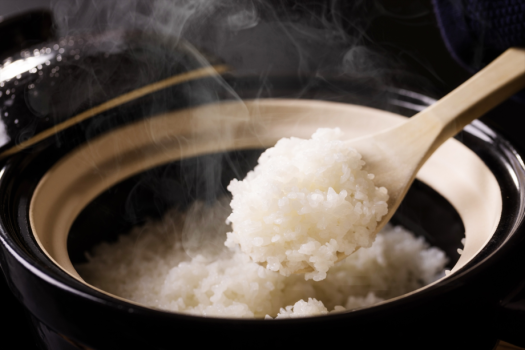 思わず笑顔になる炊き立ての香り。ひと粒一粒が立ち、黒釜ならでは風味や食感をぜひ。 思わず笑顔になる炊き立ての香り。ひと粒一粒が立ち、黒釜ならでは風味や食感をぜひ。