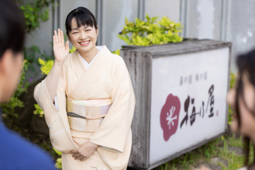 梅乃屋では、お出迎えから客室のご案内・配膳・お見送りまで丁寧におもてなしいたします。