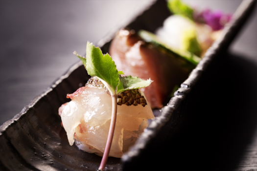 【旬の鮮魚盛り合わせ】「活き〆」ならではのプリっとした食感と上品な脂が絶妙。