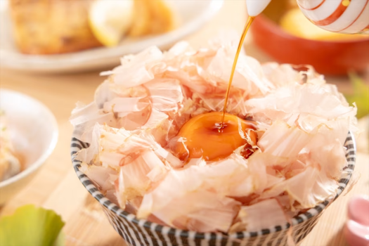 【朝食】艶やかなごはんの上に極薄・ふわふわに削ったかつお節がこんもり。