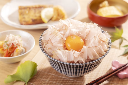【朝食】艶やかなごはんの上に極薄・ふわふわに削ったかつお節がこんもり。