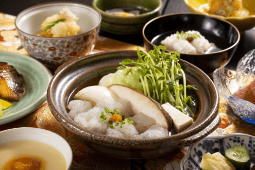 【鱧料理】料理長の熟練の技で丁寧に骨切りされた活きハモ。柔らかな食感で滋味深き味わい。
