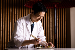 【料理長:木山清治】ただ一度の味に出会っていただくために、「味一会」の精神でご提供いたします。 【料理長:木山清治】ただ一度の味に出会っていただくために、「味一会」の精神でご提供いたします。
