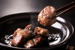 備長炭で焼き上げ、外はカリッと噛めばジュワッと溢れる肉汁。一切れひと切れが恋しくなるひとさら。