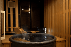■会場食・西館■［2022年誕生］源泉かけ流し風呂付‐椿‐　誰の目も気にせず、湯浴みを愉しむ贅沢時間。