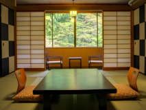 和室12畳+次の間のお部屋。　大きな窓から見える里山の風景は四季を感じさせてくれます。