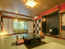 和室12畳+次の間の大きなお部屋。こちらの大きさの部屋タイプは全部で2部屋。
壁紙の色など、お部屋ごとにちがったつくりになっています。