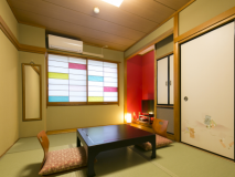 和室のお部屋　カラフルな障子が特徴的