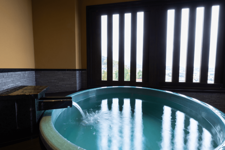 2024年3月リニューアルの（6階）露天風呂付和モダン和洋室『淡紅藤-あわべにふじ-』の客室露天♪