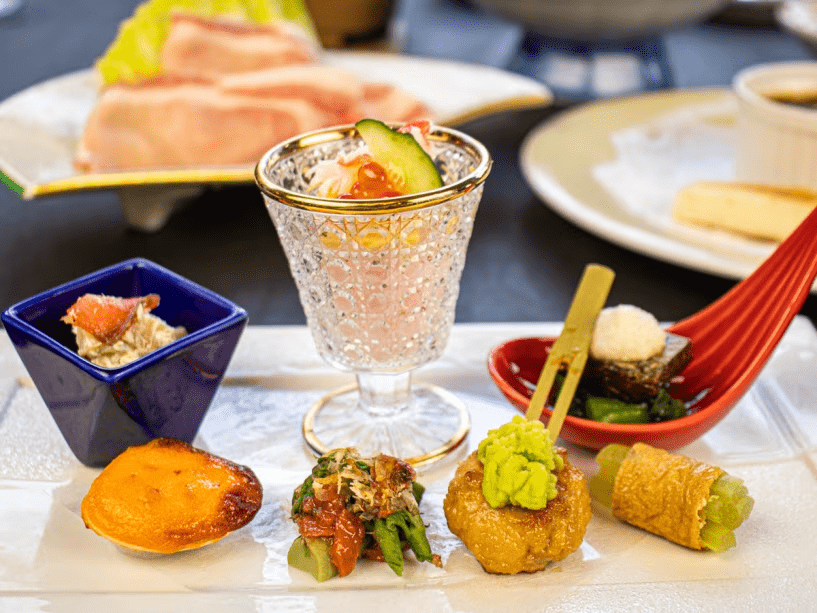 2026年3月4月《お献立の一例》旬菜：クレソン山葵漬鰊とろろ、筍サーモンチーズ和え、ちらし寿司、蛤雲丹焼、蕗小原木巻、豚捏ね 天豆餡、タラの芽梅鰹♪