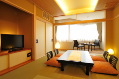 【萌黄-moegi-】 和室8畳+広縁 ≪喫煙可≫
リニューアルの和室10畳は広縁が付いてゆったりとしたつくりの空間。