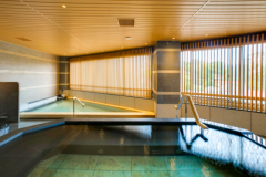 男性大浴場は、趣の異なる2種類のお風呂をお愉しみいただけます