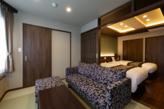 2024年3月リニューアル(6階)露天風呂付和モダンツイン「天鵞絨-びろーど」リビング側♪