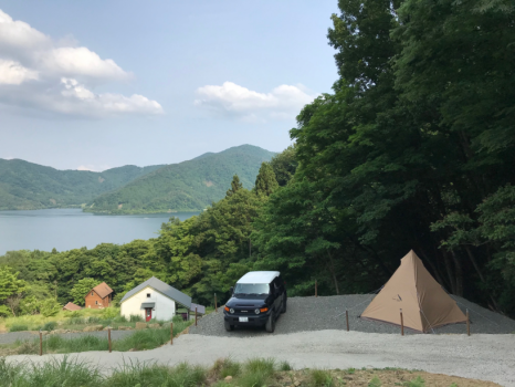 奥琵琶湖を見下ろす唯一無二のロケーション
別荘気分の優雅なひと時を過ごしてください。