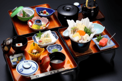 基本の膳｜時間をかけて練り上げた自家製胡麻豆腐や、旬の野菜を味わう精進料理（一例）