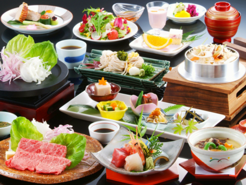 お料理一例。京都産コシヒカリや丹波牛など地元の食材を使った四季折々のメニューをご堪能下さい。