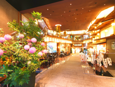 館内玄関。吹き抜けのある広々とした空間がお客様をお出迎えします。