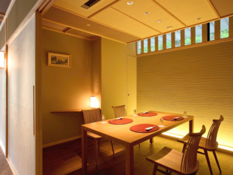 宴会場(赤松）。少人数のご会食にご利用ください。（3部屋/各部屋最大4名様まで）