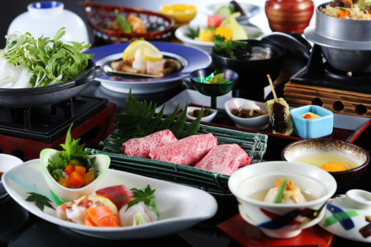 「ふわ～」っとうま味が広がる！厳選された霜降り黒毛和牛で味わうすき焼き会席