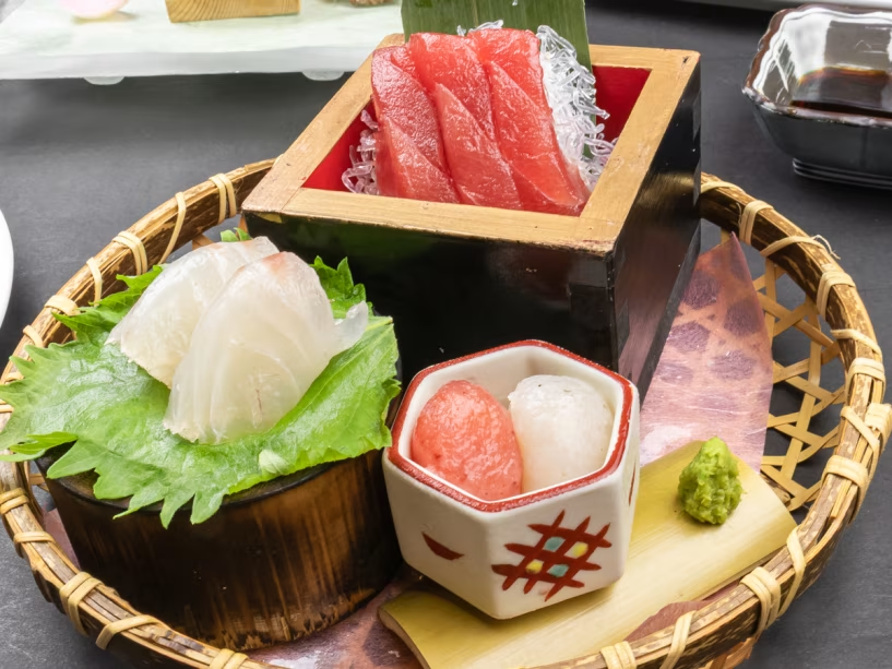 2025年9月10月《お献立Aの一例》造里♪鮪、鯛、群馬名物紅白玉蒟蒻