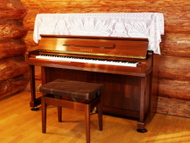 ピアノつきログハウス