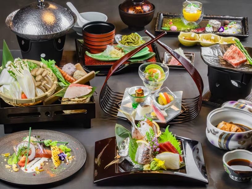 2025年7月8月《お献立の一例》料理長自ら厳選した旬の食材をふんだんに使用しております 2025年7月8月《お献立の一例》料理長自ら厳選した旬の食材をふんだんに使用しております