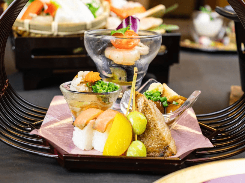 2025年11月12月《お献立の一例》前菜:イカと小エビのアヒージョ、白子ポン酢、なめこと絹揚げの揚げ浸し、スモークサーモンの棒寿司、鰈の幽庵焼き、松葉串♪