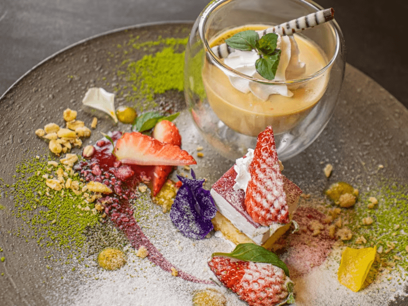 2026年3月4月《お献立の一例》甘味：生キャラメルプリン、ベリームースケーキ、季節のフルーツ添え♪