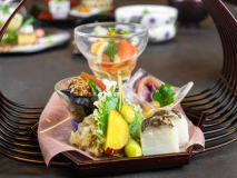 2025年9月10月《お献立の一例》前菜♪銀鮭のエスカベッシュ、生ハムと甘栗のアミューズ、炙り秋刀魚棒寿司、レモン丸十と翡翠銀杏の松葉串、茄子のそぼろあん、舞茸と大葉のフリット