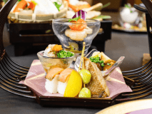 2025年11月12月《お献立の一例》前菜:イカと小エビのアヒージョ、白子ポン酢、なめこと絹揚げの揚げ浸し、スモークサーモンの棒寿司、鰈の幽庵焼き、松葉串♪