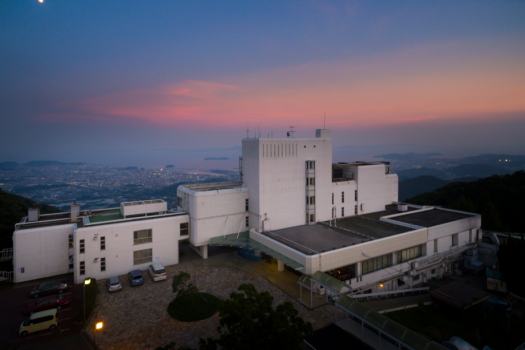 遠峰山の頂上付近に位置する天の丸。お部屋からは蒲郡市街の夜景が一望できます。