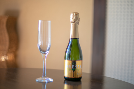 シャンパンで乾杯☆カップルやご夫婦様、記念日・お祝いのひとつにいかがでしょうか。