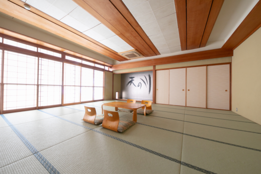 広々お部屋の大部屋。28畳の和室で小さなお子様連れのご家族に人気です。