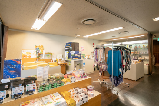 【売店】伝統工芸の三河木綿や地元のお土産を取り揃えております。