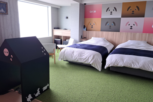【aiboルーム】壁紙やチャージステーションなどaiboと一緒にお泊まりいただけるお部屋でございます。