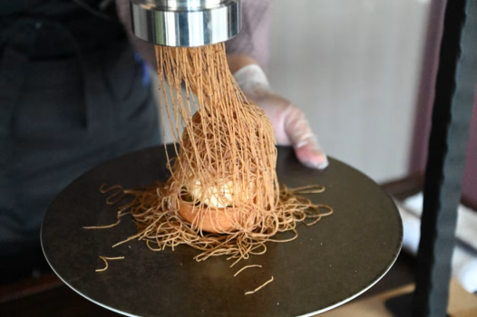 【日帰りスイーツ】絶景パノラマとこだわりスイーツ 自然と美味の贅沢時間『筆柿モンブラン』
