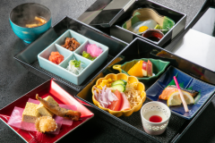 ご朝食は和定食をご用意いたします。季節により料理内容や器が異なる場合がございます。