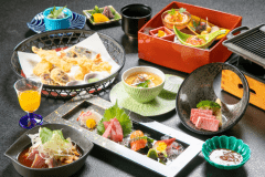 【天空会席の一例】※季節により料理内容や器が異なる場合がございます。